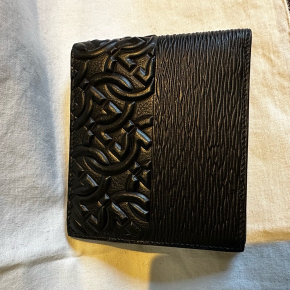 SALVATORE FERRAGAMO Brand New Black Leather Gancini Embossed Wallet - Picture 3 of 6